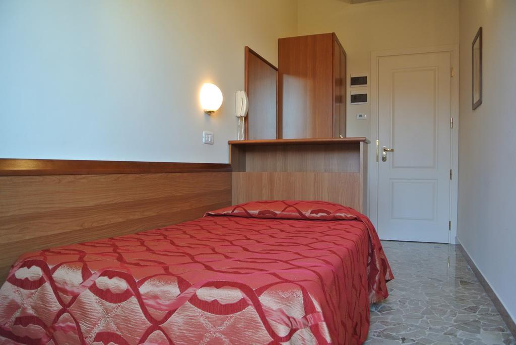 Hotel Tiffany Rímini Habitación foto