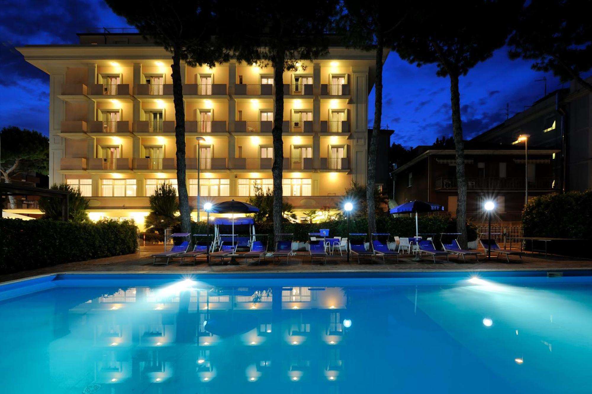 Hotel Tiffany Rímini Exterior foto